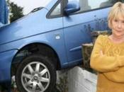 “Volevo Spegnerla”, donna schianta contro muro casa