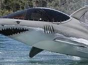 Motoscafo-squalo compie salti evoluzioni