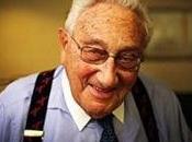 SATIRA: Henry Kissinger: riesci sentire tamburi guerra allora devi essere sordo"