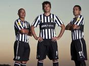 Calcio, Argentina: camiseta bianconera Boca Juniors. Edizione limitata Nike superclàsico
