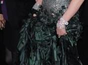 Golden Globes 2012: Madonna incespica Jessica Biel gonna
