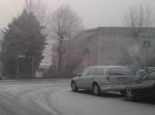 Città nord imbiancate. neve. miscuglio ghiacciato sostanze chimiche