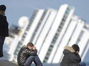 Tegole dalle dichiarazioni degli ufficiali bordo sulla Costa Crociere: società sapeva dell’inchino, stata informata della gravità dell’incidente aveva concordato lanciare subito l’allarme