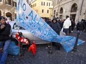 marinerie assediano Montecitorio. polizia carica