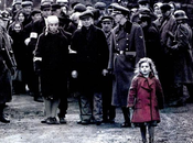 Giornata della memoria: l’indimenticabile cappottino rosso “Schindler’s List” [editoriale]