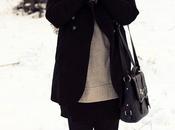 mani tremano, sole piedi nella neve.