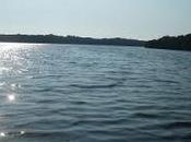 Cadavere uomo ferite alla testa piedi legati affiora dalle acque lago Paolo Sabaudia. cintura piombo collo torace
