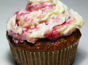 Cupcakes alla crusca d'avena, sciroppo acero banana cheesecream frosting variegato frutti bosco