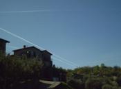 L'attacco cielo: scie degli aerei coprono cielo della Padana rubandoci l'azzurro